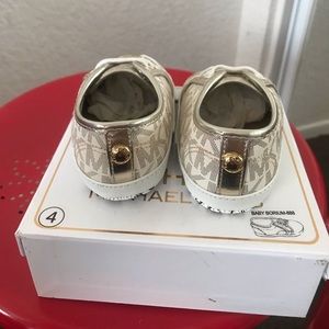 Brand new . Never worn .